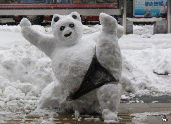 Создать мем: снеговик медведь из снега, прикольные снеговики, забавные фигуры из снега