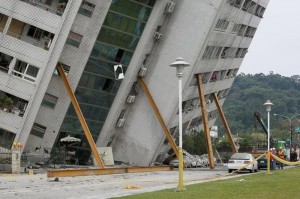 Создать мем: падающий дом, после землетрясения, earthquake