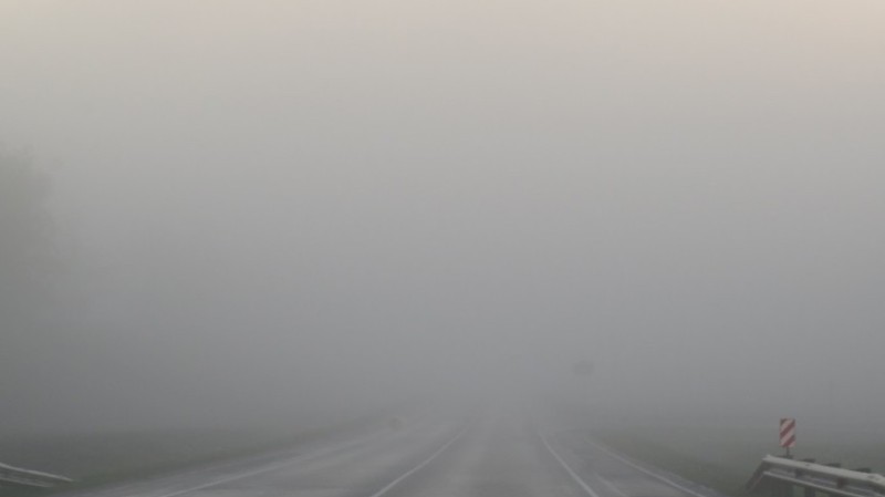 Создать мем: густой туман, размытое изображение, дорога