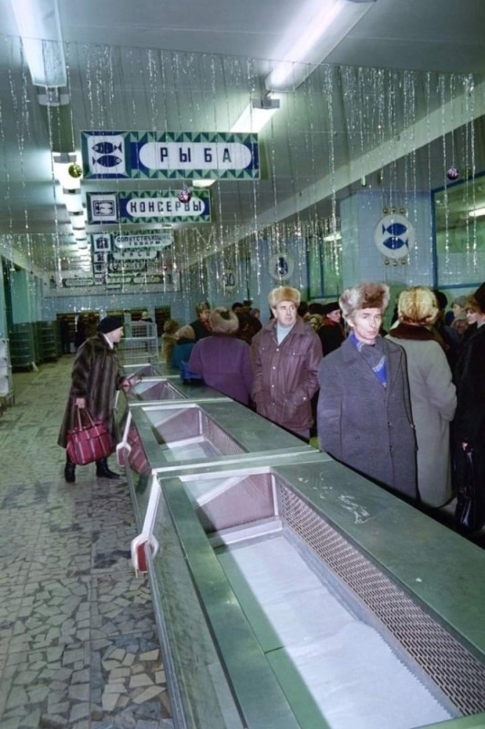Create meme: ocean strogino USSR store, counters of the USSR in the 1980s, empty shelves in the USSR