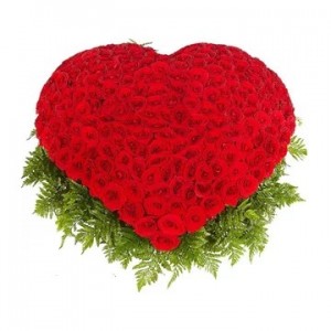 Создать мем: сердце из роз, картинка букет красных роз в виде сердца, букет цветов сердце