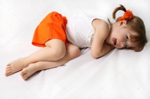 Создать мем: маленькая девочка, девочка лежит на полу, усталость маленькая девочка