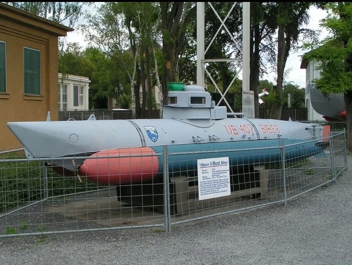 Create meme: bieber submarine, submarine d2 narodovolets museum, submarine museum