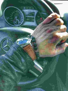 Создать мем: дорогие часы на руке мужчины за рулем, мужские руки на руле, за рулём