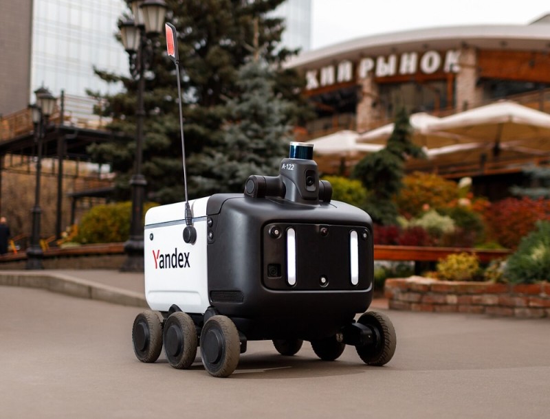 Create meme: delivery robot in moscow, Rover is a delivery robot, yandex delivery robots