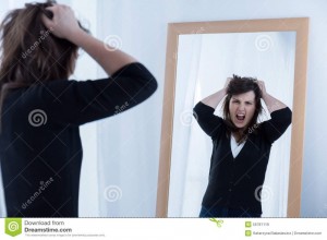 Создать мем: кричащая женщина, зеркало девушки, женщина