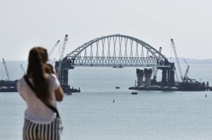 Создать мем: фарватер, арка крымского моста, керченский мост