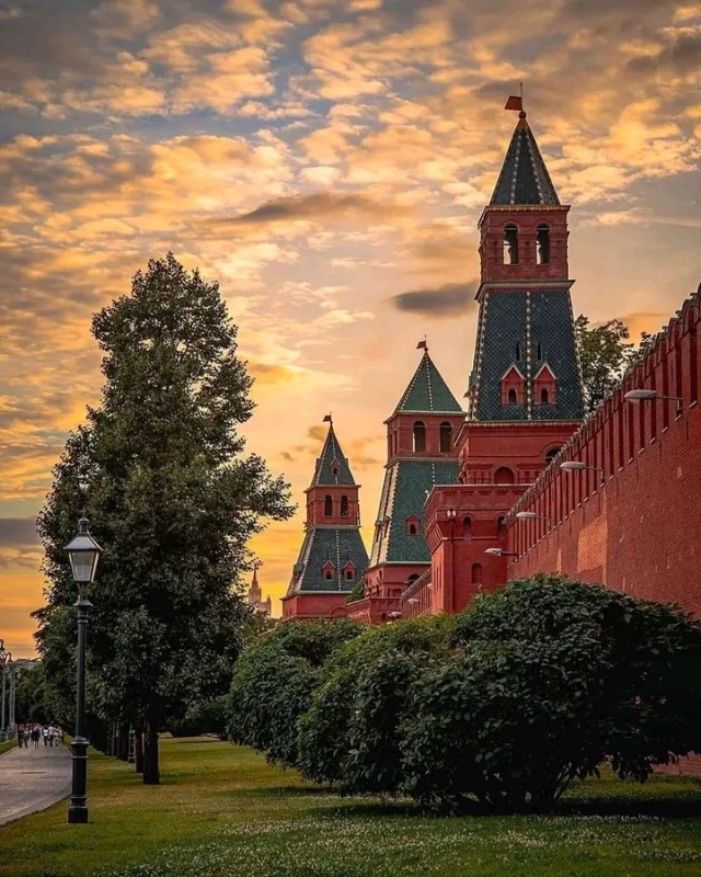 Create meme: The Tainitskaya Tower of the Moscow Kremlin, The Moscow Kremlin, Kremlin towers