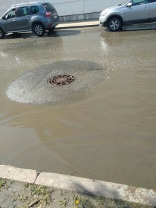 Создать мем: дороги, обвал асфальта в курске на аэродромной, асфальт