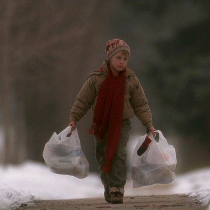 Создать мем: один дома маколей калкин, один дома, один дома идет с пакетами