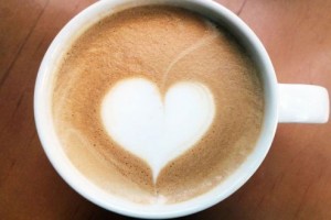 Создать мем: кружка капучино с сердечком, латте, кофе сердце