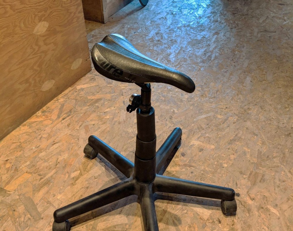 ламинат и компьютерное кресло