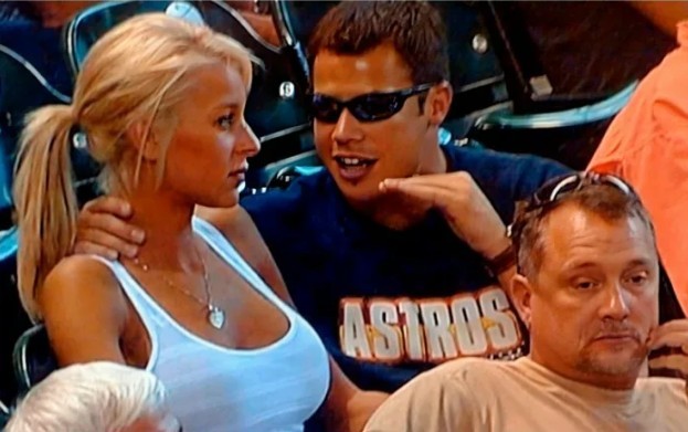 Create meme: Kournikova and Ronaldo, meme a guy tells a girl at the stadium, Kournikova and Iglesias at the stadium