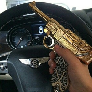 Создать мем: бмв и пистолет, золотой пистолет эль чапо, пистолет в машине