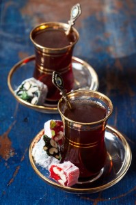 Создать мем: турецкий чай деловом стиль зима домик лесу, турецкий чай с пряностями в виде кусочка сахара, турецкий кофе