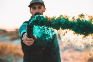 Создать мем: мужская фотосессия с цветным дымом, цветные дымовые шашки, цветной дым