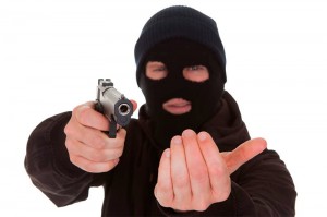 Создать мем: агрессивный грабитель, бандиты в масках, грабитель с пистолетом
