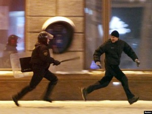 Создать мем: бегущий мужик, мемы, парень бежит от полиции