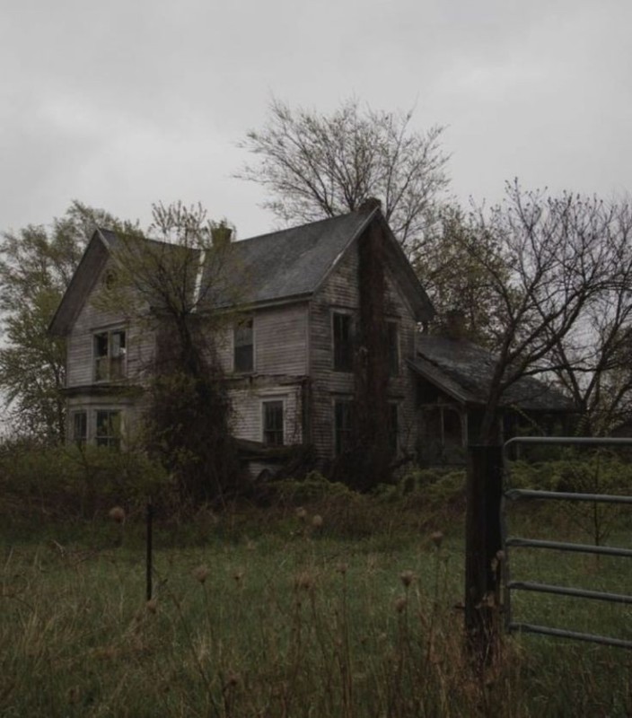 Create meme: abandoned building, an old abandoned house, old house 