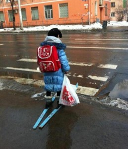 Создать мем: лыжи на асфальте, стоя на асфальте я в лыжи обутый, стою на асфальте я в лыжи обутый толи лыжи не едут