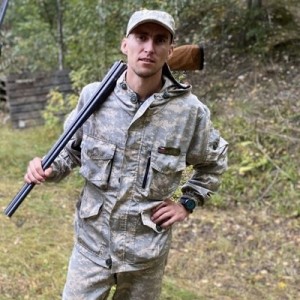 Создать мем: человек с охотничьим ружьем, костюм горка 5 мох пилигрим, одежда для охоты