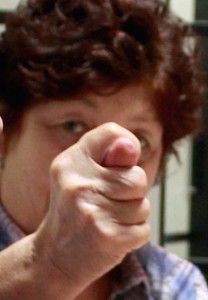 Создать мем: бильбо бэггинс фак, мартин фримен показывает средний палец, палец