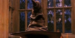 Создать мем: распределяющая шляпа из гарри поттера, гарри поттер шляпа распределения, hogwarts harry potter
