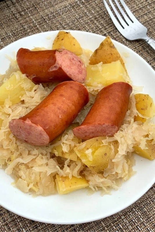Создать мем: рис с сосисками, немецкие колбаски с квашеной капустой, corned beef and cabbage saint patrick s day