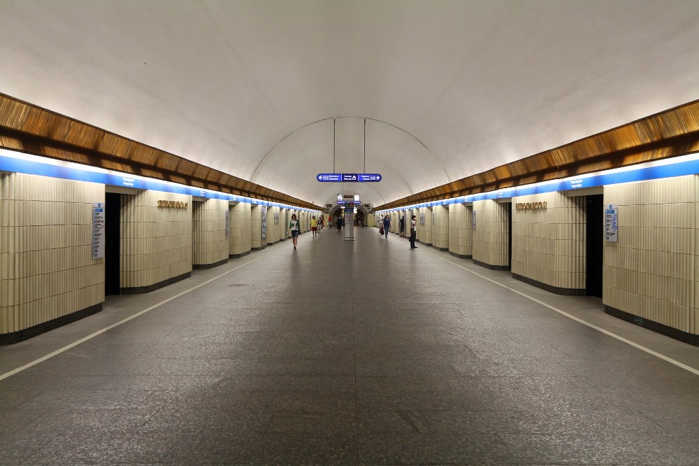 Петроградская метро спб. Станция Петроградская. Василеостровская Петроградская метро. Станция метро Петроградская Санкт-Петербург. Станция метро Петроградская СПБ.