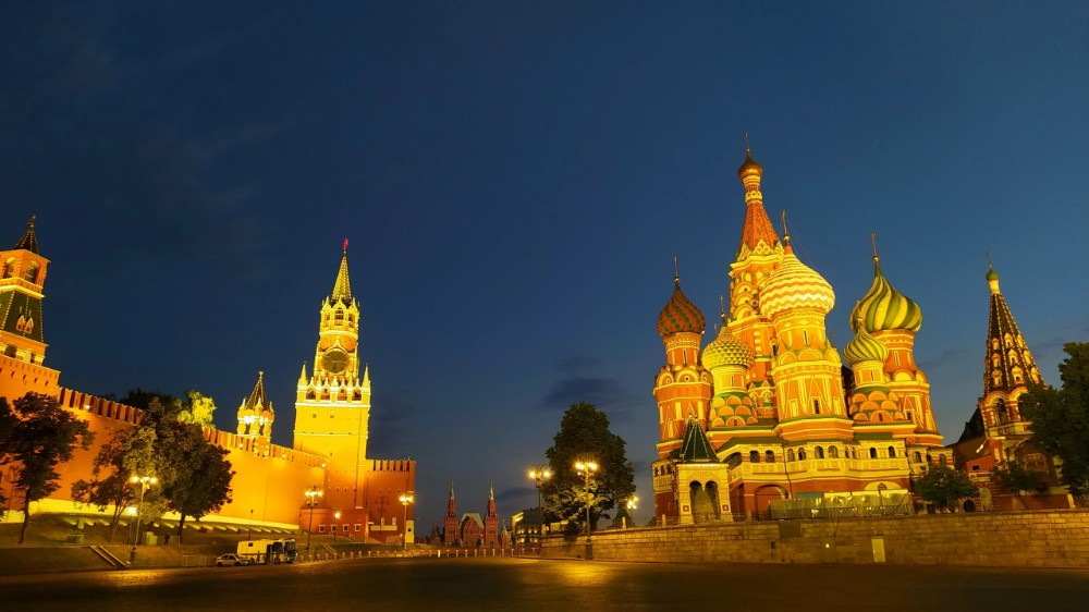 Московский создать. Храм в центре Москвы на красной площади. Собор Василия Блаженного в Москве с надписью. Храм Василия Блаженного фрагмент купола. Московский Кремль и красная площадь на экран телефона.