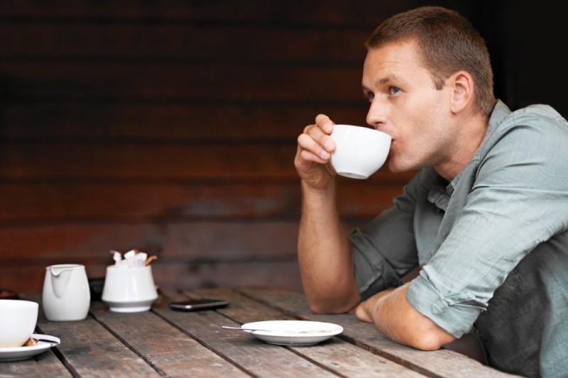 Создать мем: пейте кофе, человек с кофе, man drinking coffee