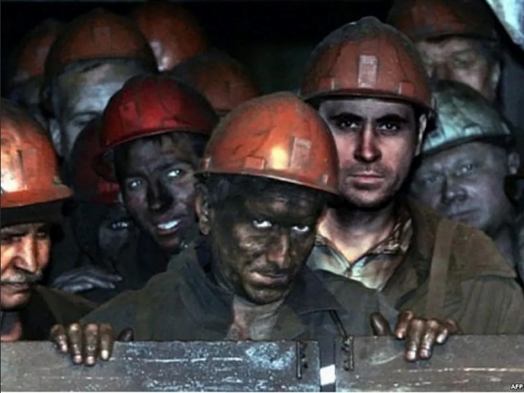 Создать мем: мем шахтеры работа, шахтер прикол, негры в шахте