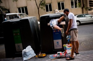 Create meme: trash, in the garbage, EL 47 POR CIENTO DE LOS TRABAJADORES ESPAOLES COBRA MENOS DE 100