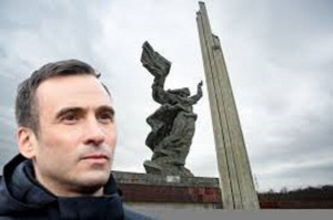 Создать мем: памятник освободителям риги, человек, памятник советским воинам в риге