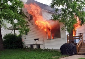 Создать мем: дом пожар, кот выпрыгивает из окна горящего дома, горящий дом