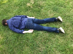 Создать мем: лежа, лежит на траве, мужчина