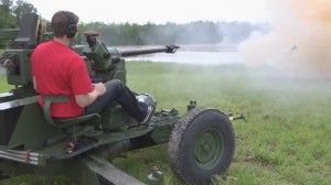 Создать мем: автоматическая пушка, пацан стреляет из пушки, 40mm machine gun мем