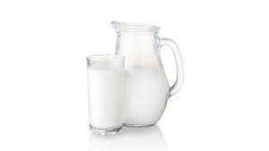 Создать мем: молоко на белом фоне, молочные продукты, кувшин молока