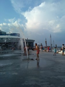 Создать мем: Крымская набережная, фонтан, человек на пляже
