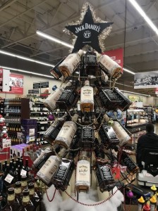 Создать мем: новогодняя елка из алкоголя, креативная елка, елка джек дэниэлс