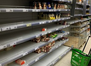 Создать мем: пустые полки в германии, пустые полки в магазинах, американский супермаркет