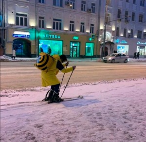 Создать мем: дворник, Человек, снега