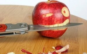 Создать мем: knife, apple, есть с ножа