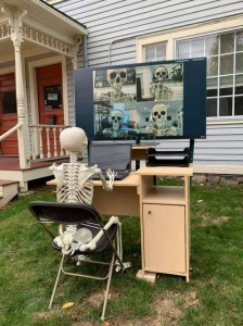 Создать мем: скелет студент, офисная техника, компьютер