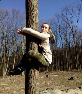 Создать мем: алина дылевский, дерево, девушка