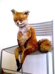 Создать мем: чучело лисы мем, лиса на стуле, смешное чучело лисы