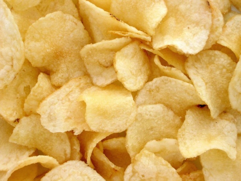 Создать мем: ест чипсы, чипсы potato chips, картофельные чипсы