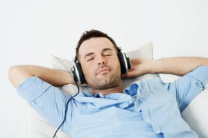 Создать мем: парень слушает музыку, человек с наушниками сток, расслабленный человек в наушниках