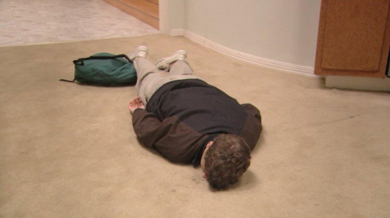 Создать мем: человек в обмороке, домой с работы прикольные, человек лежит на полу
