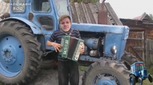 Создать мем: трактор, сельский тракторист видео, сельский тракторист